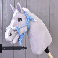 Licou en corde Ciel de Hobby Horse LarDen sur un Hobby Horse en peluche gris avec liste blanche, licou en corde bleu et manche noir.