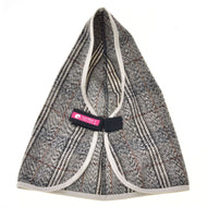 Couverture d'écurie à petits carreaux fins de Hobby Horse LarDen, manteau pour animal gris à carreaux avec bordure beige, présenté à plat sur fond blanc. Inspiré des couvertures pour Hobby Horse, il comporte une fermeture velcro et une étiquette rose de marque Lai Pet.