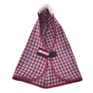 Couverture d'écurie Magie d'Hiver de Hobby Horse LarDen avec tissu PES pied-de-poule rose et noir, bordure bordeaux, col blanc duveteux, attache à sangle noire et étiquette rose Loff Petit — idéale pour ajouter un style chic à votre hobby horse.
