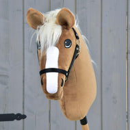 Hobby Horse Star avec licol noir de Hobby Horse LarDen, avec robe caramel, liste blanche, crinière crème et livré avec un licol noir, présenté sur fond en bois gris.
