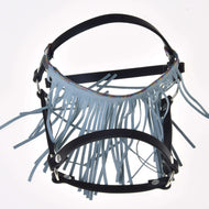 Licol noir avec franges turquoise clair de Hobby Horse LarDen, avec cuir noir, franges bleu clair et pièces argentées, idéal comme accessoire pour Hobby Horse ou comme ajout élégant à toute collection.