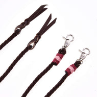 Rênes Western Fendues Kansas de Hobby Horse LarDen, rênes tressées marron avec extrémités en cuir et mousquetons solides entourés de rose, présentées sur fond blanc.