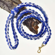 Hobby Horse - longe tressée blanc/bleu de Hobby Horse LarDen, avec mousqueton en laiton, enroulée autour d’une branche d’arbre et présentée sur un fond blanc — idéale pour les activités de Hobby Horse ou comme laisse pour chien.