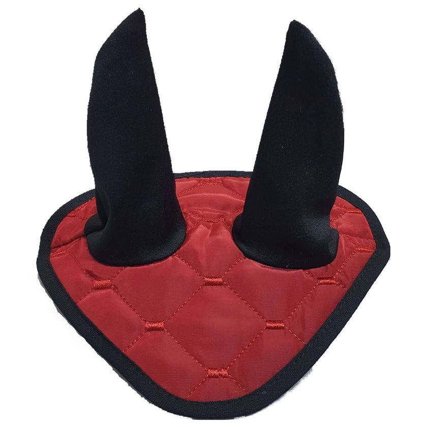 Bonnet d'oreilles thermorégulateur Bordeaux de Hobby Horse LarDen, avec tissu rouge matelassé, bordure noire et hauts protège-oreilles noirs, offrant une protection élégante contre les insectes dans un design classique de bonnet anti-mouches pour cheval.
