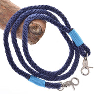 Ensemble de corde bleu foncé de Hobby Horse LarDen, avec longe bleu foncé enroulée, mousquetons métalliques aux deux extrémités, chacun entouré de fil bleu vif, présenté sur une branche en bois brun clair, accessoire d’équitation élégant.