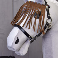 Gros plan d’un cheval en peluche gris et blanc portant le Licol noir avec franges marron de Hobby Horse LarDen, sur fond en bois.