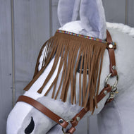 Licol marron avec franges de Hobby Horse LarDen, présenté sur un Hobby Horse en peluche gris avec crinière blanche, avec franges décoratives sur le frontal, sur fond en bois.