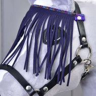 Gros plan sur une tête de Hobby Horse grise portant le Licol noir avec franges lilas de Hobby Horse LarDen, avec rênes noires en cuir et franges décoratives violettes couvrant les yeux.
