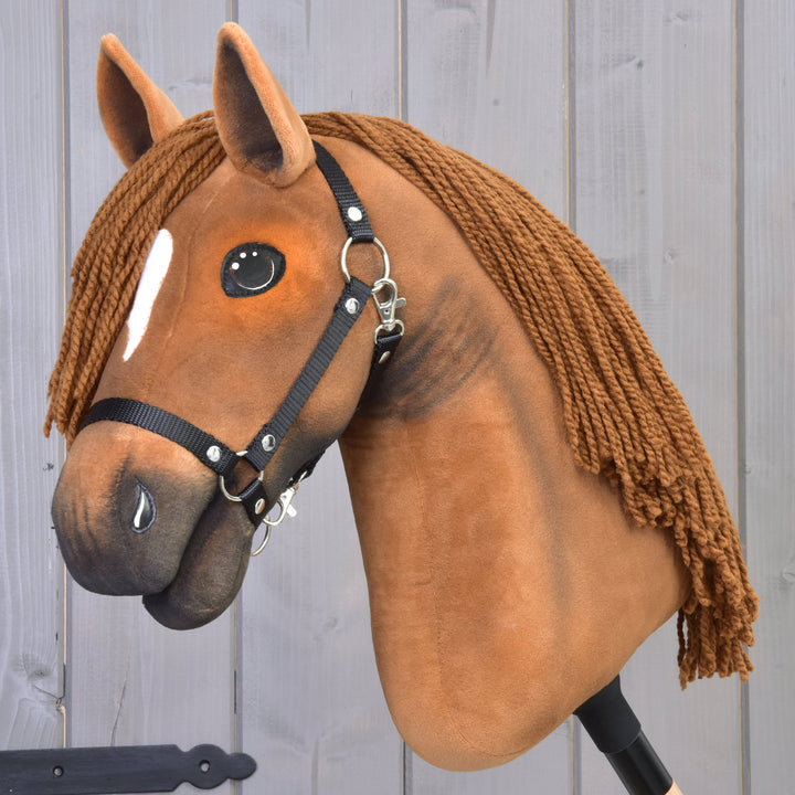 Hobby Horse Pippa avec licol noir et crinière tressée