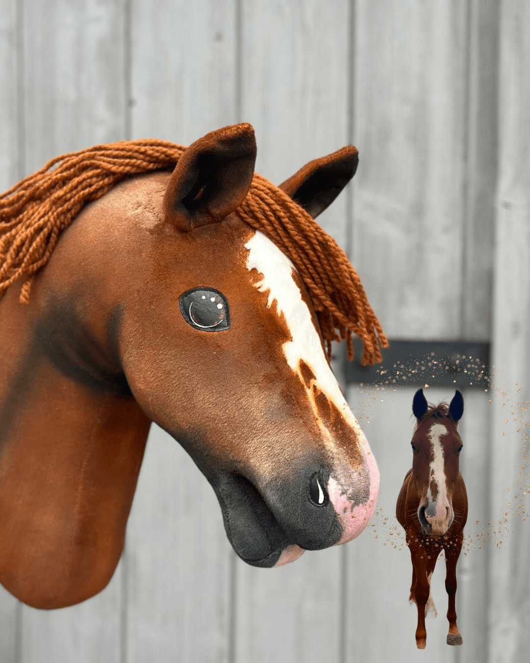 Hobby Horse Pie Mustang avec licol, longe et bonnet Rose Hobby Horse Pie Mustang avec licol, longe et bonnet Rose