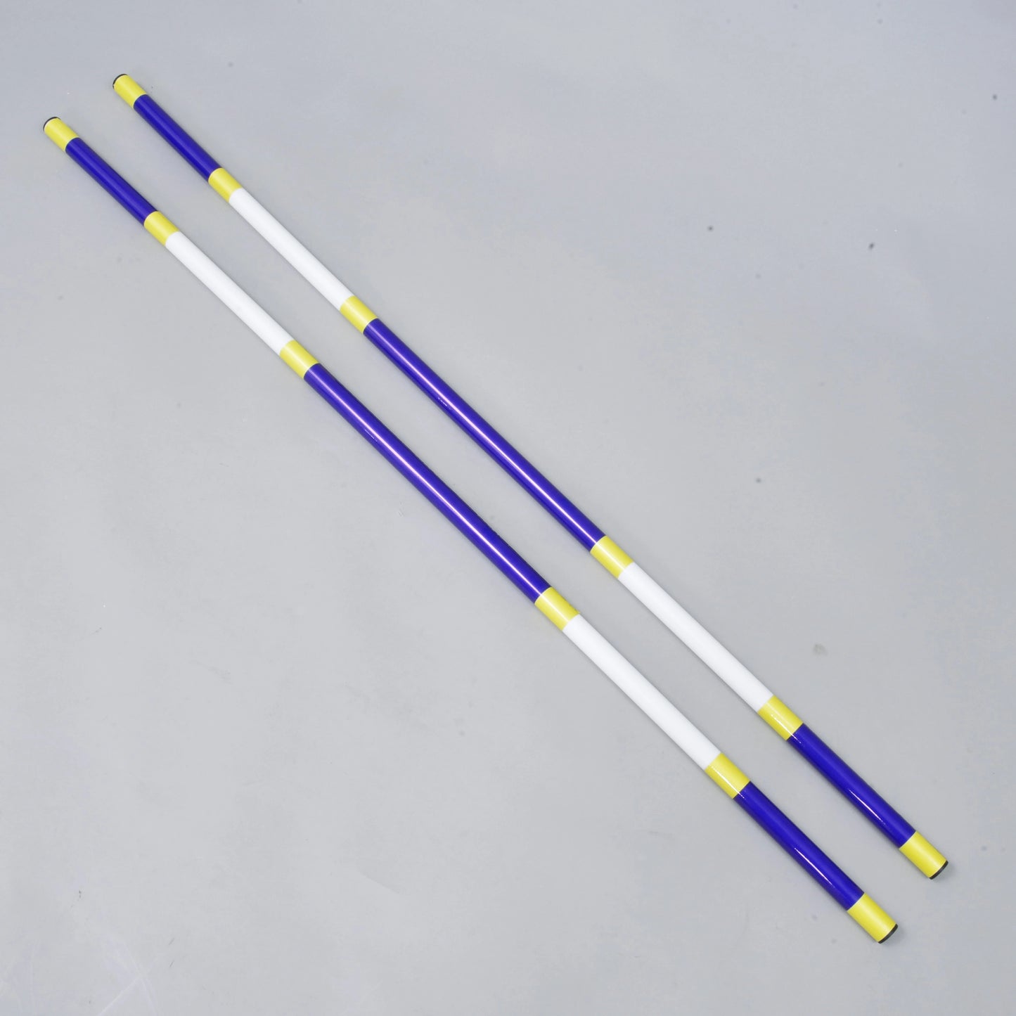 Barres d’obstacle bleu-blanc, 2 pcs de Hobby Horse LarDen, deux barres légères en PVC enduit de 32 mm de diamètre, posées parallèlement sur une surface gris clair.