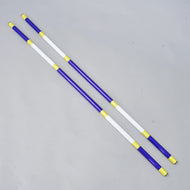 Barres d’obstacle bleu-blanc, 2 pcs de Hobby Horse LarDen, deux barres légères en PVC enduit de 32 mm de diamètre, posées parallèlement sur une surface gris clair.