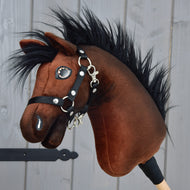 Hobby Horse Benny avec licol noir - taille XS de Hobby Horse LarDen, avec tête en peluche brune de cheval de sport belge, crinière noire, accents blancs, licol noir, et monté sur un bâton en bois, parfait pour les jeunes fans de saut d’obstacles.