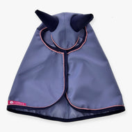 Imperméable Bloom de Hobby Horse LarDen, cape légère violette avec deux cornes pointues violet foncé sur la capuche, bordure rose et étiquette rose Lucifern, parfaite pour ajouter du style à vos accessoires pour Hobby Horse.