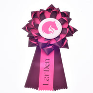 Ruban pour Hobby Horse Raspberry Rose de Hobby Horse LarDen, ruban de dressage rose et bordeaux avec une silhouette de tête de cheval au centre et « LarDen » inscrit sur l’un des pans.