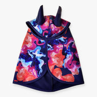Imperméable Arc-en-ciel (softshell d'hiver) de Hobby Horse LarDen avec motif abstrait tourbillonnant en rouge, bleu, rose et violet, détails de capuche en forme de cornes, cape d’hiver imperméable vive et unique, présentée sur fond blanc.