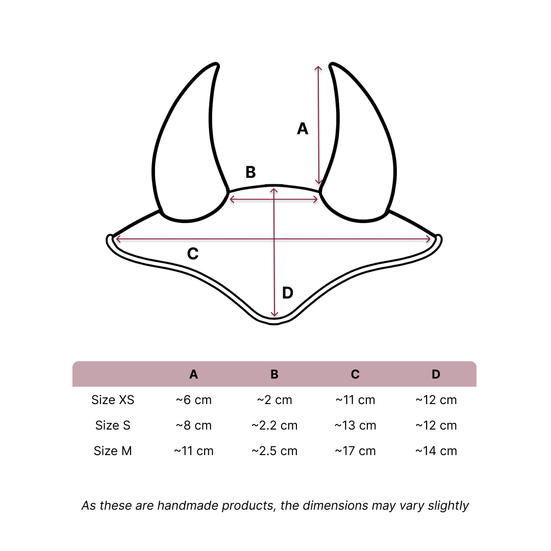 Dessin au trait d’un bandeau à ailes de chauve-souris, parfait pour le Hobby Horsing ou pour déguiser votre Hobby Horse, avec mesures indiquées (A, B, C, D). Un tableau présente les tailles XS, S et M en centimètres. Le texte mentionne une légère variation de taille.