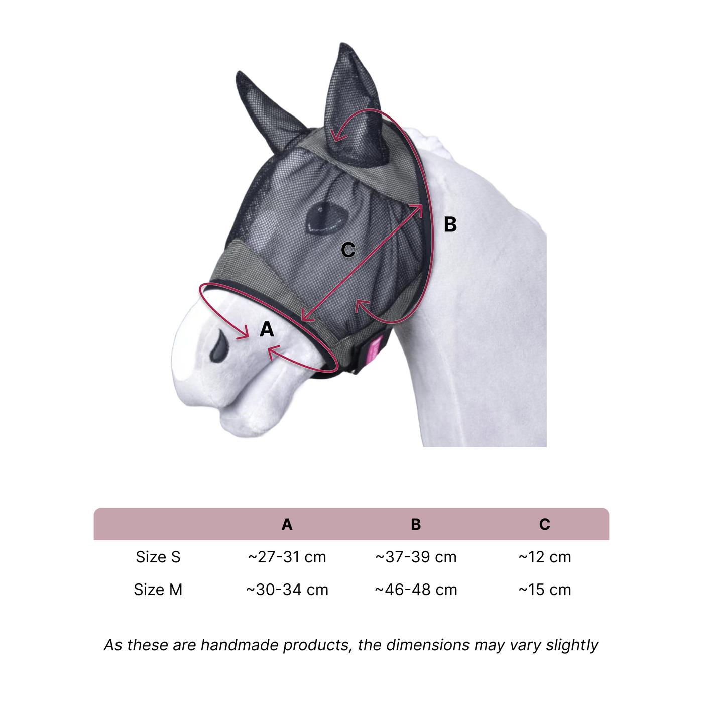 Un masque de cheval en maille pour Hobby Horse est présenté sur un modèle blanc, avec les mesures indiquées : A (autour du nez), B (autour de la tête) et C (de l’oreille à la mâchoire). Un tableau indique les tailles S et M avec les dimensions correspondantes en centimètres, parfait pour le Hobby Horsing.