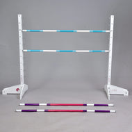 Obstacle 120 cm / 47 inch avec poteaux supplémentaires de Hobby Horse LarDen, avec support réglable blanc tenant deux barres rayées bleues et blanches, plus des poteaux rouges et violets sur un sol gris. Parfait pour le Hobby Horsing, sur fond gris uni.