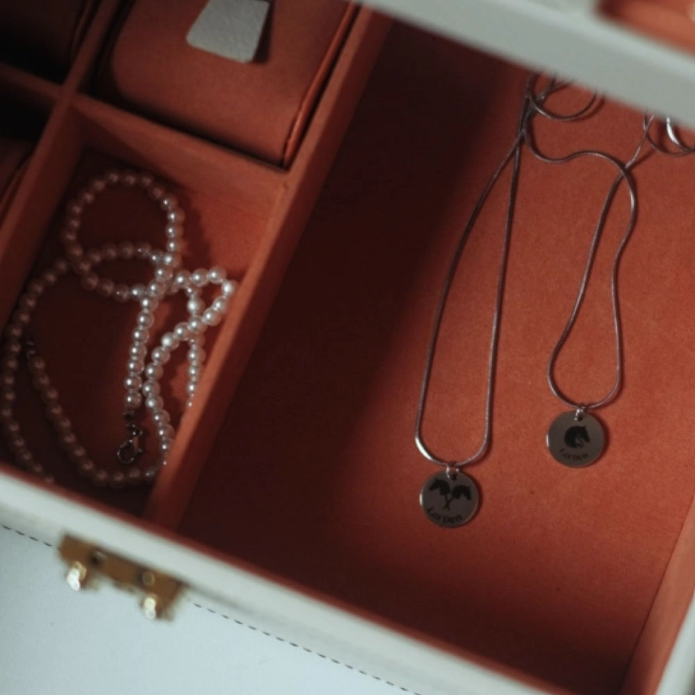 Collier argenté avec pendentif Hobby Horse – Détails