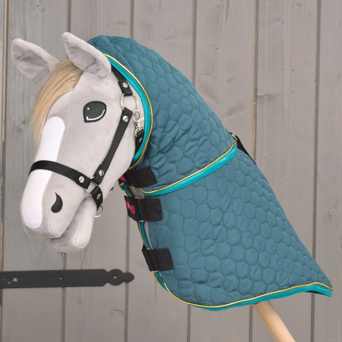 Couverture Hobby Horse verte matelassée avec couvre-encolure amovible portée par un Hobby Horse gris