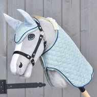 Ensemble couverture matelassée et bonnet d’oreilles bleu clair porté par un Hobby Horse gris