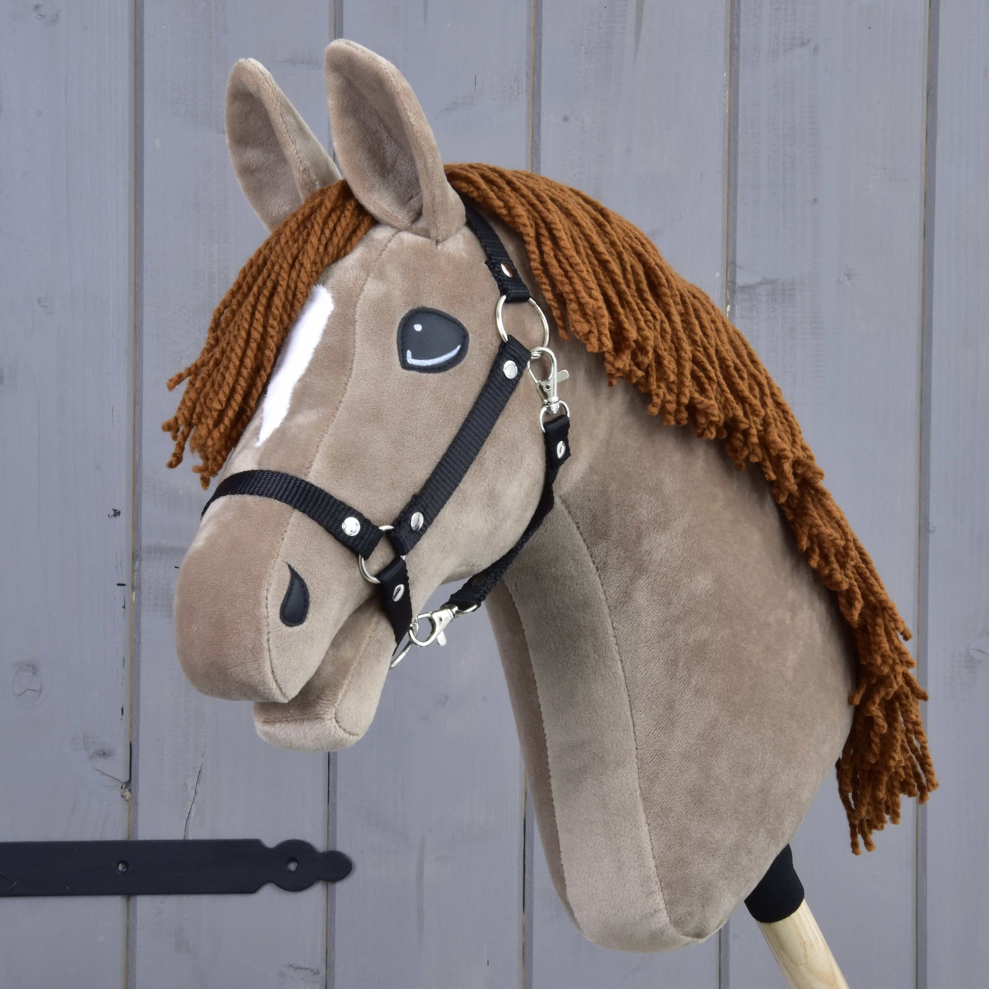 Hobby Horse Oliver avec licol noir + licol en fourrure GRATUIT