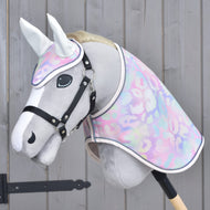 Ensemble couverture et bonnet d’oreilles à motif pastel porté par un Hobby Horse gris