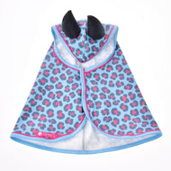 Imperméable Léopard Bleu de Hobby Horse LarDen, cape bleue pour animal avec imprimé léopard rose et bleu foncé, bordure bleu clair et deux cornes noires en tissu sur la capuche, idéale pour les aventures par tous les temps.