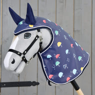 Hobby Horse LarDen "Raincoat Rainy", hobby horse en peluche avec tête de cheval sur bâton en bois, portant une capuche de pluie bleue pour tous les temps avec motifs colorés de parapluies et protège-oreilles bleu foncé, présenté devant un mur en bois gris.