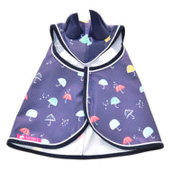 Imperméable Pluvieux de Hobby Horse LarDen, imperméable pour animal bleu foncé pour tous les temps avec motifs colorés de parapluies et de gouttes de pluie, fermeture zippée sur le devant et col replié — idéal pour les promenades les jours de pluie ou les aventures en Hobby Horse.