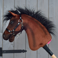 Hobby Horse Roger de profil, Hanovrien en peluche marron avec crinière noire et licol