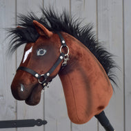 Hobby Horse Roger de LarDen, Hanovrien en peluche marron avec crinière noire et licol noir