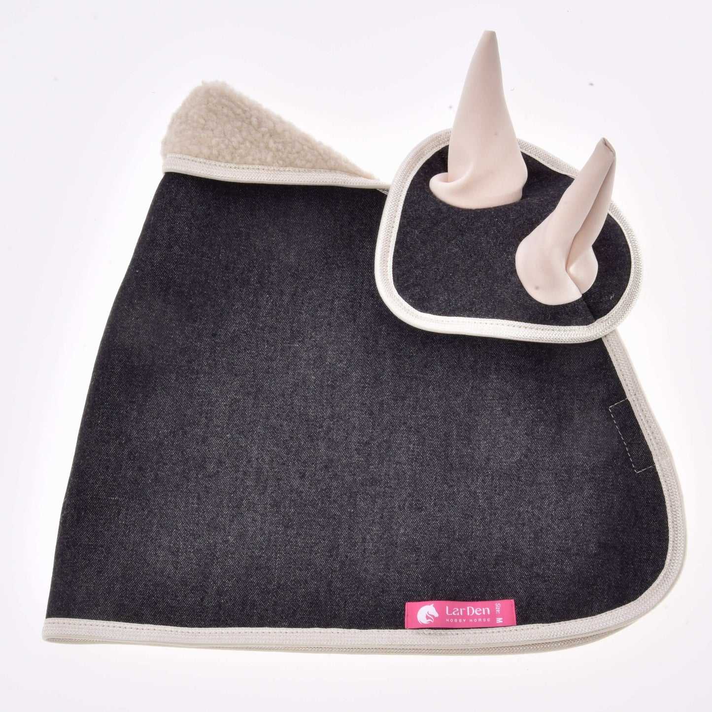 Bonnet élégant de Hobby Horse LarDen, Ensemble Bleu Denim, en tissu gris foncé avec bordure crème, partie supérieure doublée de sherpa, deux oreilles claires et étiquette rose « LarDen » sur le bord, idéal comme décoration pour Hobby Horse.