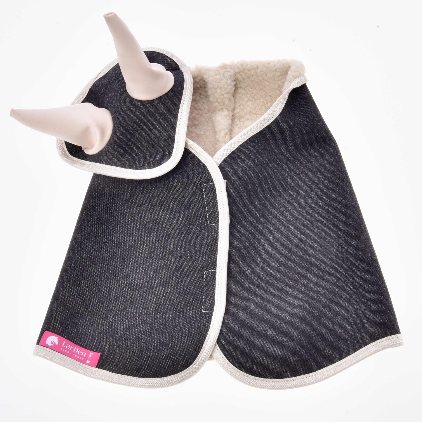 Ensemble Bleu Denim de Hobby Horse LarDen, veste pour chien en denim bleu avec bordure blanche, deux cornes en peluche près de l’encolure pour une touche ludique inspirée du cheval, une étiquette rose dans le coin et une doublure intérieure en polaire crème.