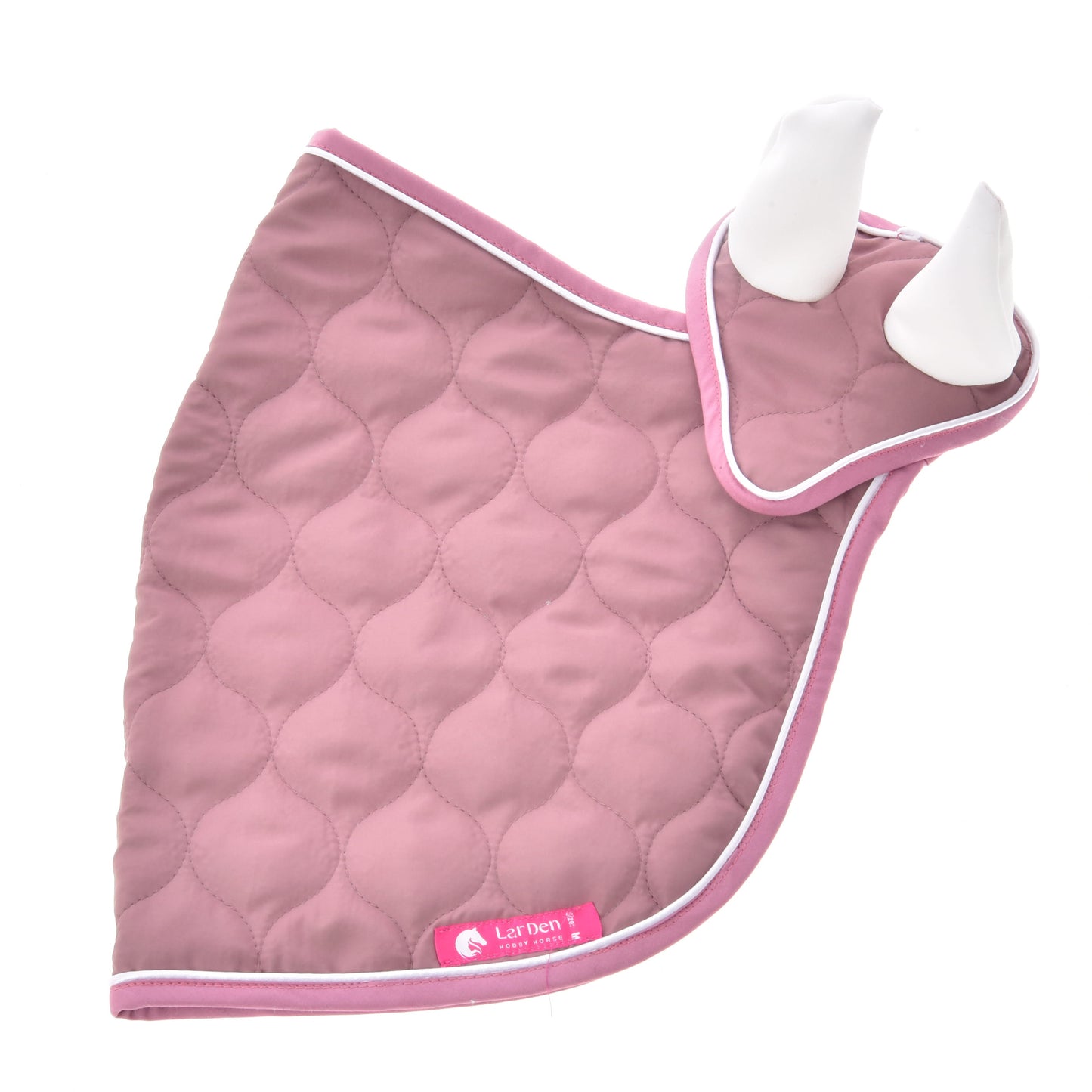 Ensemble Lavande de Hobby Horse LarDen, bonnet d’oreilles matelassé mauve avec bordure blanche, avec deux protège-oreilles dressés pour la protection du cheval, présenté à plat sur fond blanc.