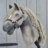 Hobby Horse Swing avec licol noir, taille S, de Hobby Horse LarDen, avec cheval en peluche, crinière tressée en fil et élégant licol noir, monté sur un bâton et présenté sur un fond en bois.