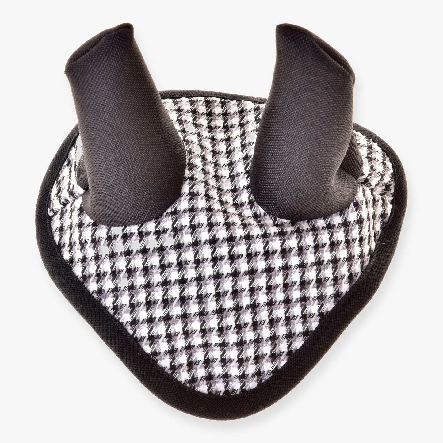 Bonnet d’oreilles anglais noir à carreaux de Hobby Horse LarDen avec motif à carreaux noir et blanc, deux extensions dressées et base triangulaire arrondie, offrant une protection élégante contre les insectes pour votre cheval.
