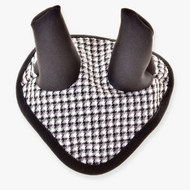 Bonnet d’oreilles anglais noir à carreaux de Hobby Horse LarDen avec motif à carreaux noir et blanc, deux extensions dressées et base triangulaire arrondie, offrant une protection élégante contre les insectes pour votre cheval.