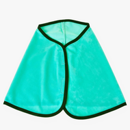 Couverture Menthe de Hobby Horse LarDen, cape turquoise vif avec bordure noire et encolure en V, posée à plat sur fond blanc. Elle se ferme à l’avant avec du Velcro, ce qui la rend idéale pour les séances d’entraînement équestre.