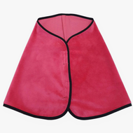 Couverture Framboise de Hobby Horse LarDen, serviette pour cheveux en microfibre rose framboise en forme de cape avec bordure noire, présentée à plat sur fond blanc. Inspirée des couvertures pour cheval, elle est dotée d’une fermeture à clip sécurisée pour une utilisation facile.