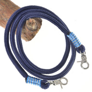 Rênes Blues de Hobby Horse LarDen, laisse torsadée en corde de polypropylène bleu foncé avec mousquetons métalliques aux deux extrémités et accents rayés bleu et blanc, présentée sur fond clair, idéale comme rênes artisanales pour Hobby Horse.