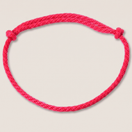 Cordéo rouge (taille S) de Hobby Horse LarDen, bracelet en corde rouge fait main avec nœuds aux extrémités, formant une boucle fermée, sur fond blanc.