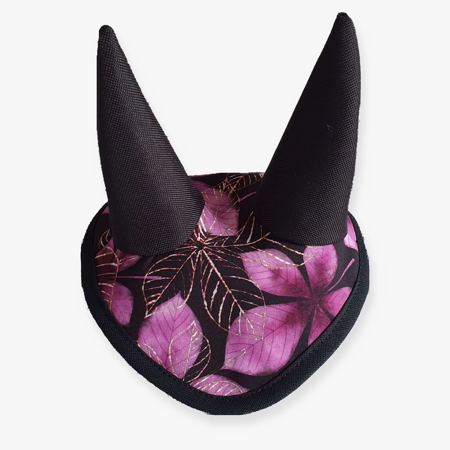 Bonnet d'oreilles marron pourpre de Hobby Horse LarDen avec forme de cœur, tissu violet et noir à motif de feuilles, et deux hautes pointes d’oreilles noires pour une protection supplémentaire contre les insectes pour votre Hobby Horse.