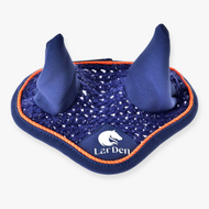 Bonnet d’oreilles au crochet Bleu Sport de Hobby Horse LarDen, avec deux oreilles dressées, bordure orange, protection contre les insectes et logo tête de cheval blanc avec texte « LarDen » sur le devant.