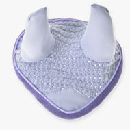 Bonnet d’oreilles au crochet Candy de Hobby Horse LarDen, pièce en tissu violet clair en forme de cœur avec deux pointes en haut rappelant des oreilles et centre texturé, idéale comme style ludique et protection contre les insectes.