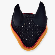 Bonnet d’oreilles au crochet Drapeau de Hobby Horse LarDen, avec deux oreilles dressées et bordure orange-rouge, offrant une protection contre les insectes pour votre Hobby Horse. Présenté ici sur fond blanc.