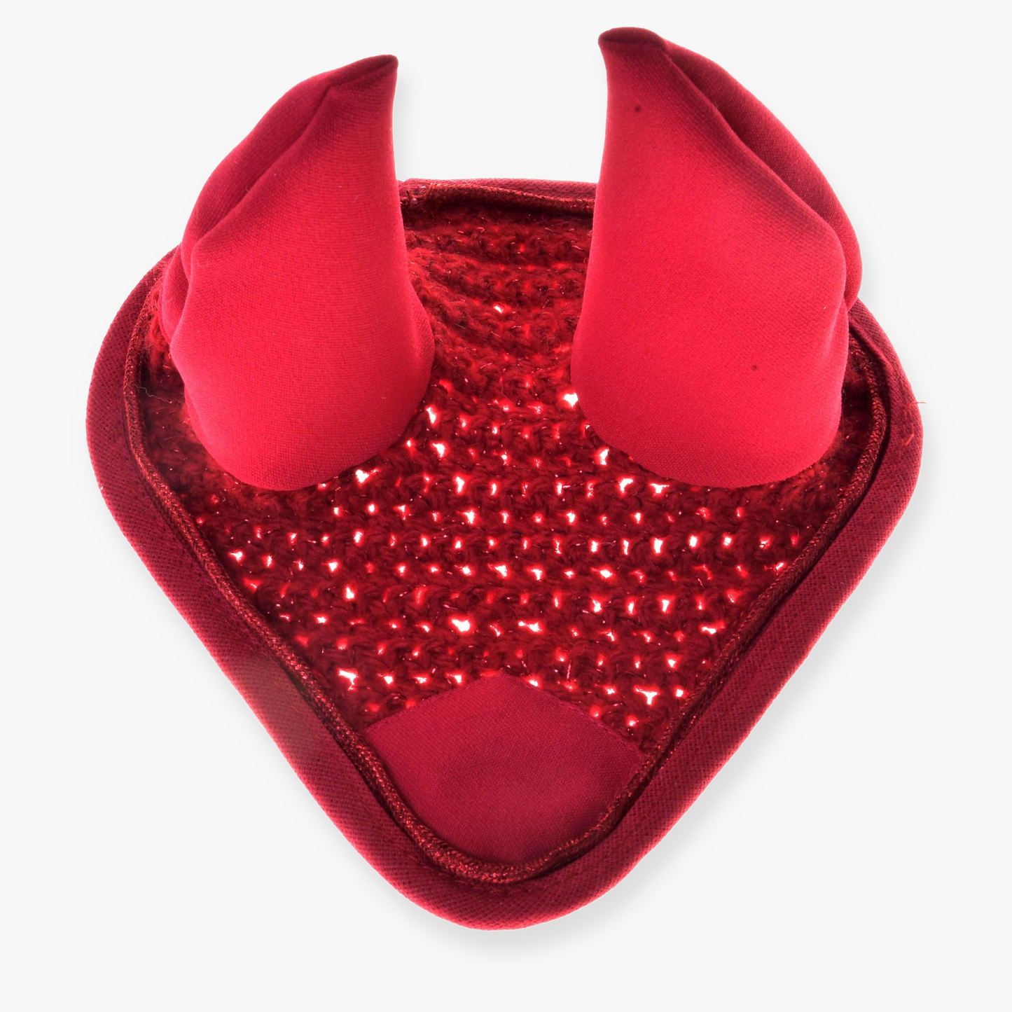 Bonnet d’oreilles rouge en crochet de Hobby Horse LarDen, bandeau rouge en forme de cœur avec deux cornes de diable souples dressées et centre scintillant à sequins, inspiré d’un design au crochet, présenté sur fond blanc.