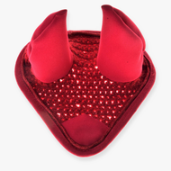 Bonnet d’oreilles rouge en crochet de Hobby Horse LarDen, bandeau rouge en forme de cœur avec deux cornes de diable souples dressées et centre scintillant à sequins, inspiré d’un design au crochet, présenté sur fond blanc.