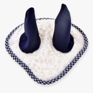 Gros plan du bonnet d’oreilles cube bleu de Hobby Horse LarDen, avec protubérances souples bleu marine en forme d’oreilles sur une base blanche duveteuse et bordure à carreaux noirs et blancs pour une protection élégante contre les insectes.
